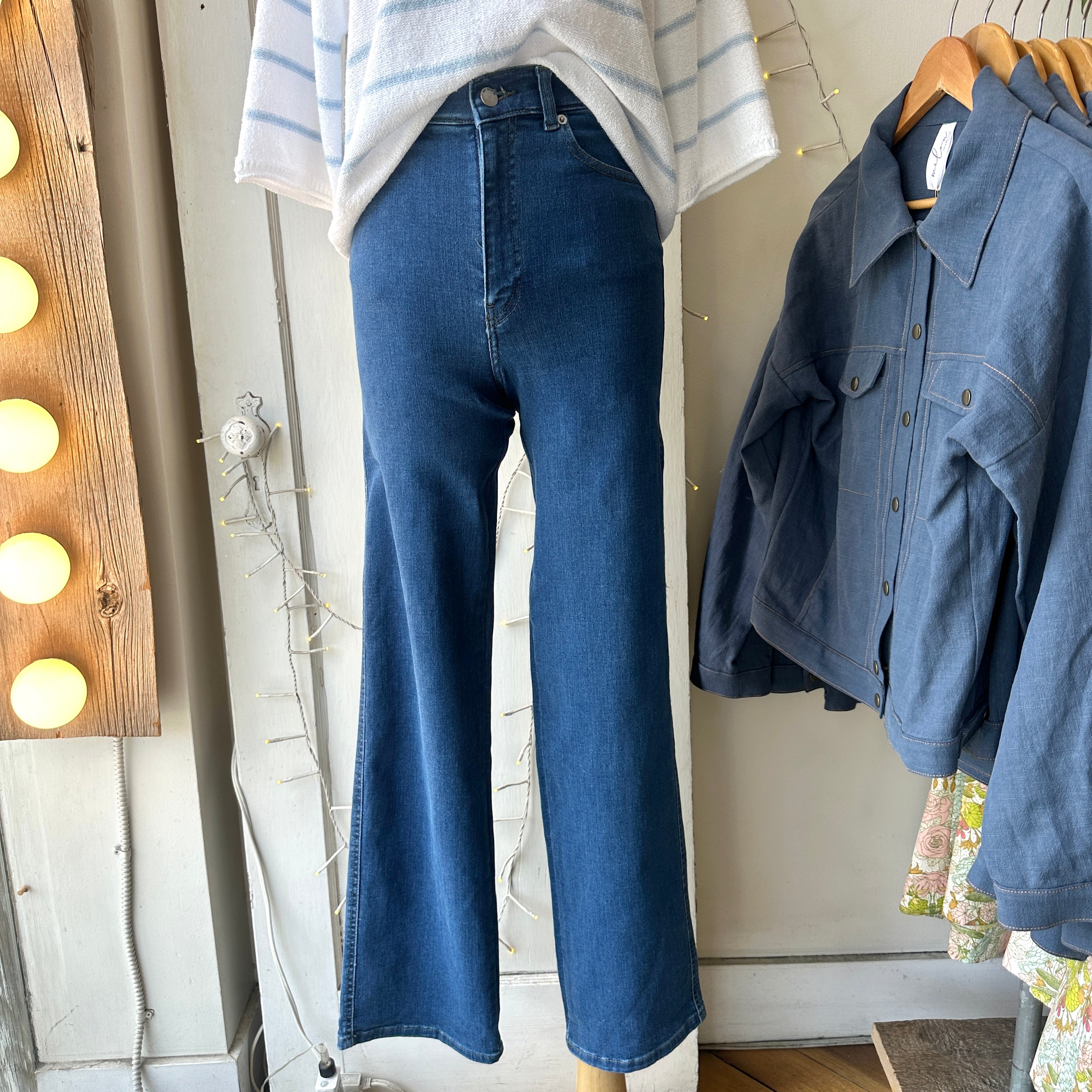 Dr. Denim // Moxy Straight Leg Jeans Vale Mid Plain
