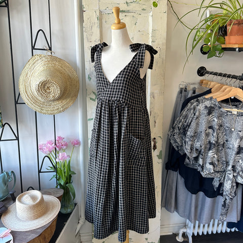 Eve Gravel // Broken Arrow Dress Black M