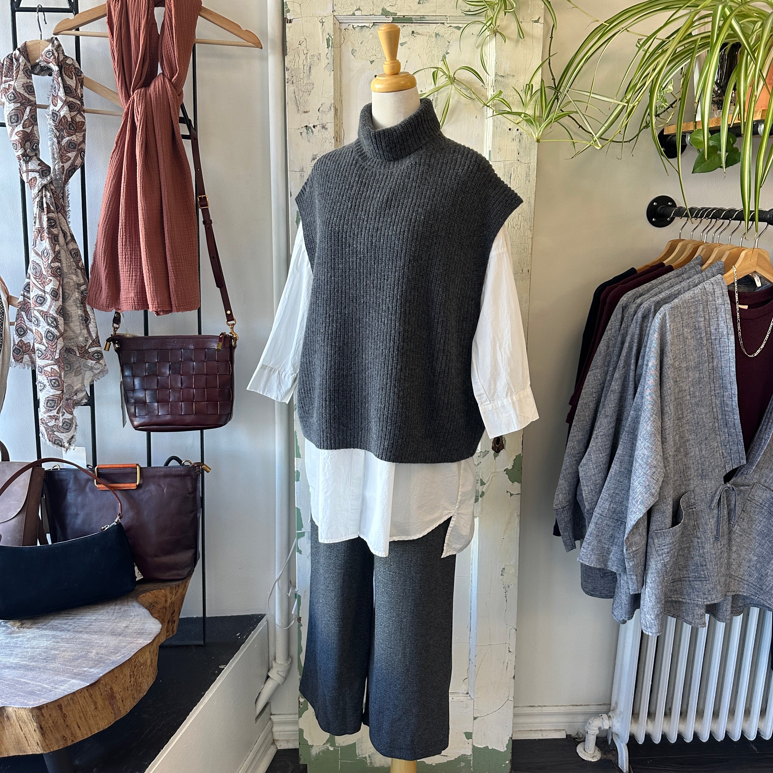 Naïf // Moselle Vest Charcoal