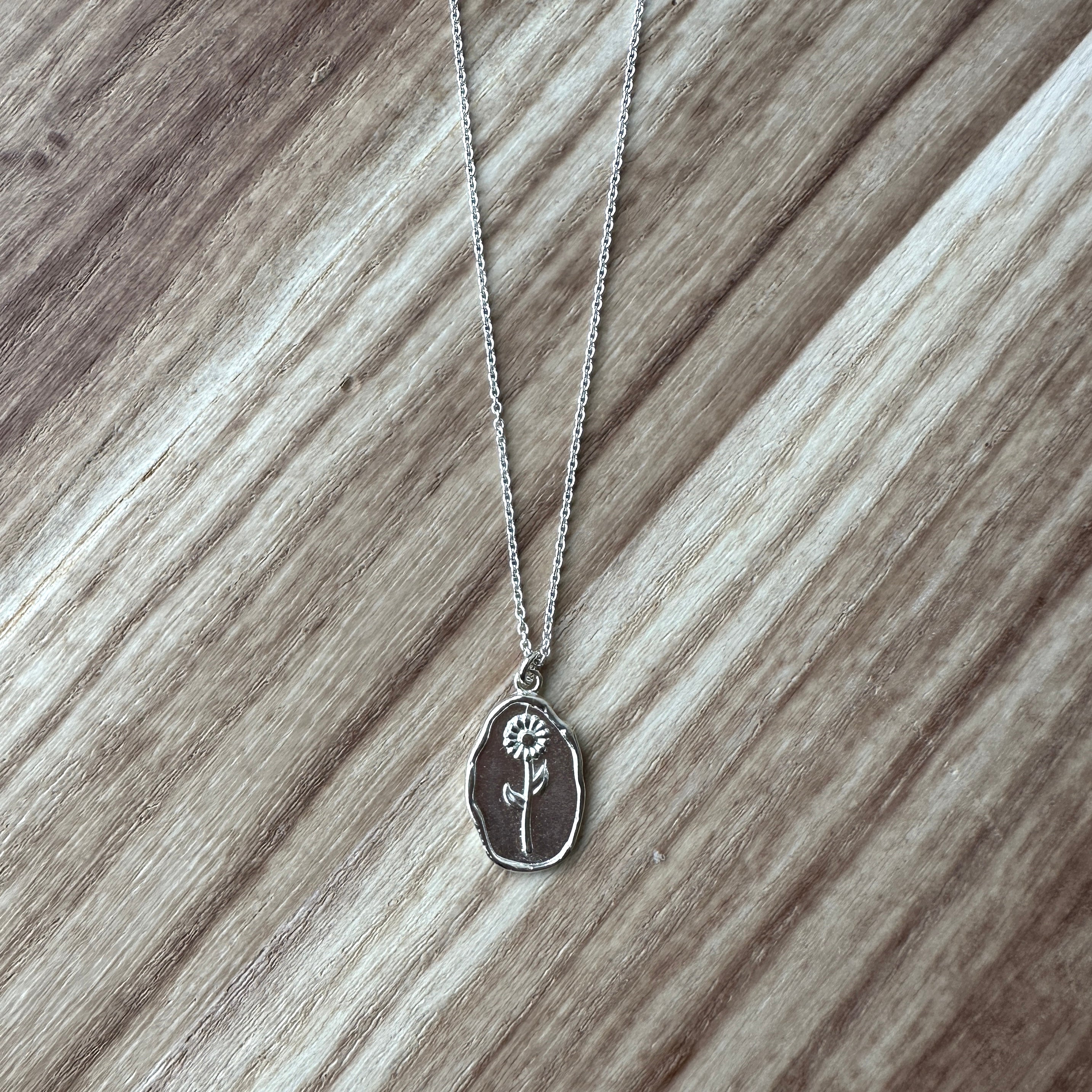 Nicole Gilbert // Birth Flower Necklace April (Daisy)