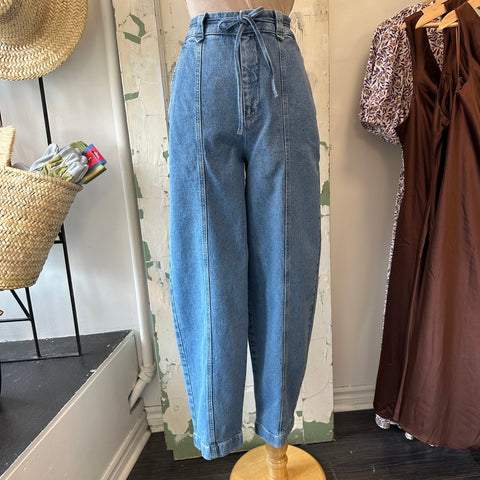 Atelier Reve // Astrid Barrel Jeans Medium Blue