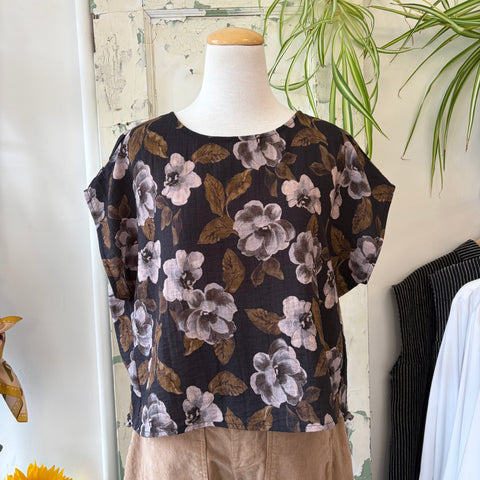 Chlo by Cokluch // Jay Top Black Floral