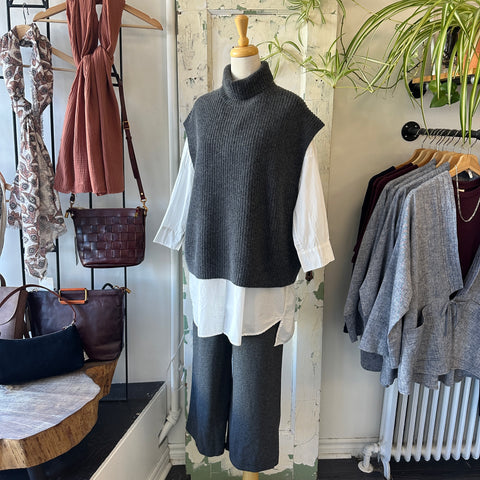 Naïf // Moselle Vest Charcoal