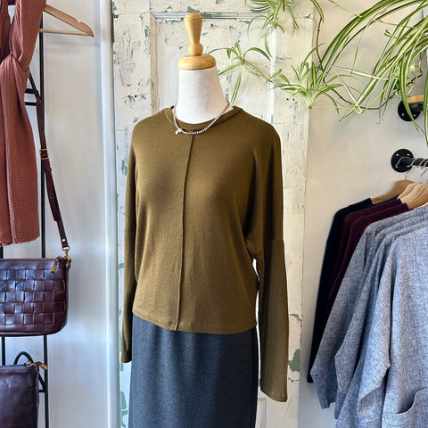 Eve Gravel // Kapes Top Kaki