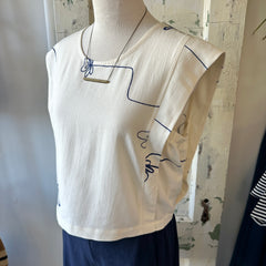 Eve Gravel // Lucas Top Blue Flower