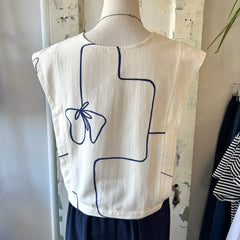 Eve Gravel // Lucas Top Blue Flower
