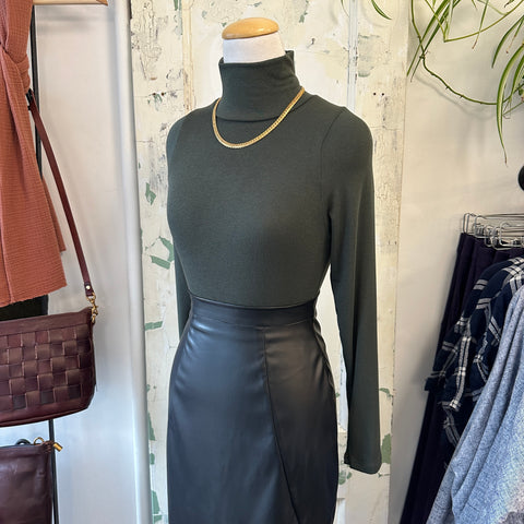 Allison Wonderland // Aches Turtleneck Green