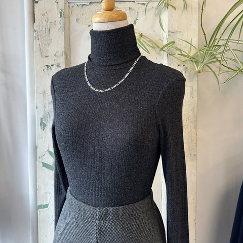 Indi & Cold // Charcoal Ribbed Turt