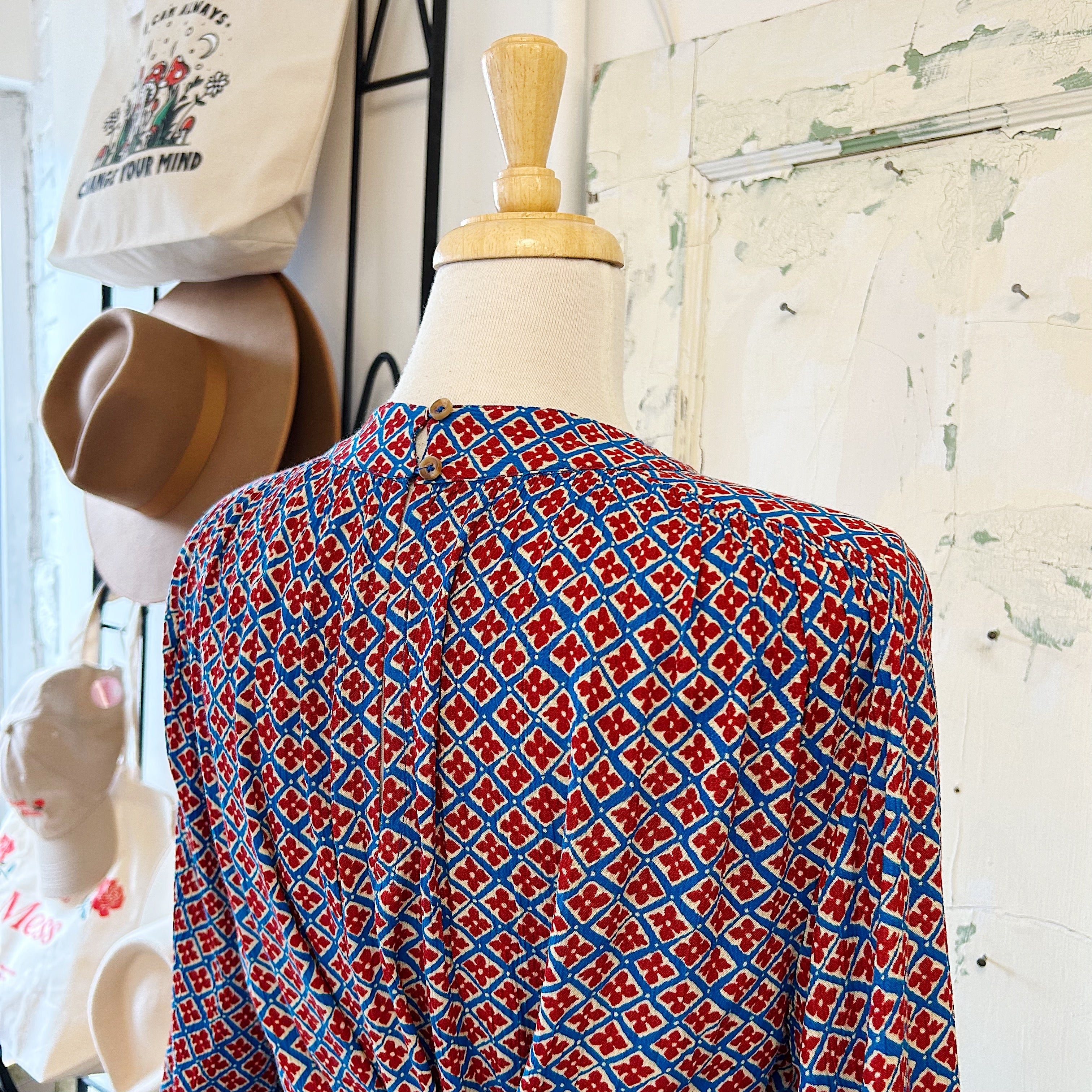 Indi & Cold // Retro Blouse Blue/Red