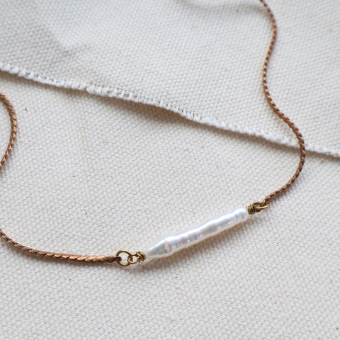 Souvenir // Pearl Bar Necklace
