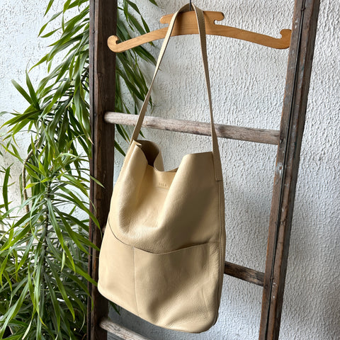RISA // Pocket Tote Upcycled Leather Creamy Beige
