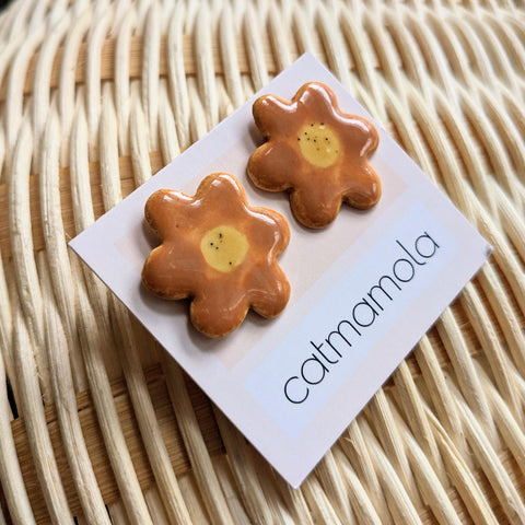 Catmamola // Ceramic Flower Earrings Orange