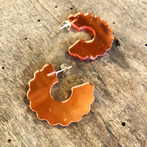 dconstruct // Ecoresin Scallop Small Hoop Reflect Copper